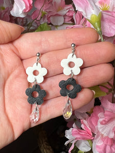 Black & white daisy duo