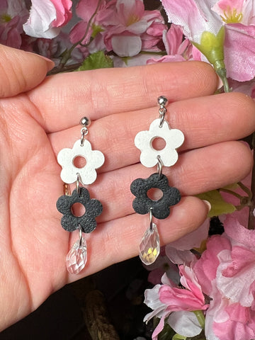 Black & white daisy duo